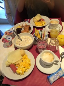 Hotelli Regitin 6 euron aamiainen maistui etenkin viimeistä päivää viettäville Hyryläläisille. 