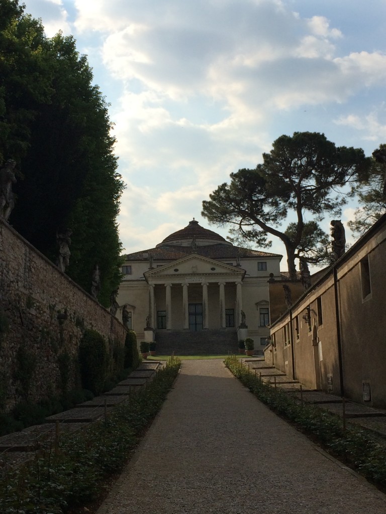 Villa Capra La Rotondan ihastelua portin ulkopuolelta